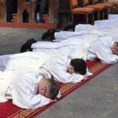 Młodzi księża o kryzysie powołań: z czym dziś zmagają się rozeznający powołanie do kapłaństwa?