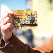 Podczas wydarzenia uczestnicy otrzymali repliki guzika z polskiego munduru odnalezionego w Katyniu. 