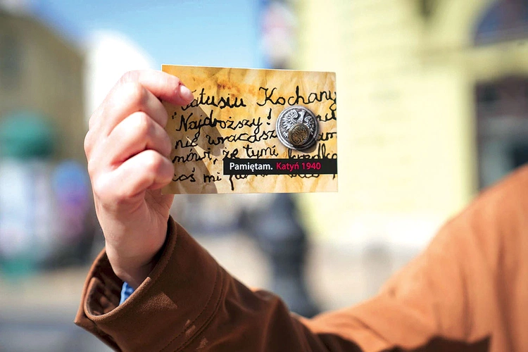 Podczas wydarzenia uczestnicy otrzymali repliki guzika z polskiego munduru odnalezionego w Katyniu. 