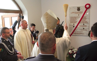 Pod symbolami religii wypisano na tablicy nazwiska duszpasterzy Katynia. 