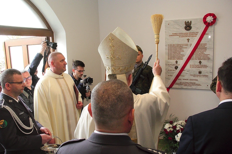 Pod symbolami religii wypisano na tablicy nazwiska duszpasterzy Katynia. 