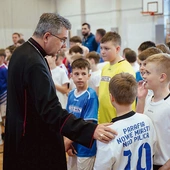 Biskup łowicki osobiście przyglądał się zmaganiom ministrantów, chętnie też udzielał sportowych rad i wskazówek. 