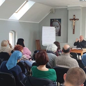Dariusz Hybel wyjaśniał, jak wprowadzić w codzienność medytację monologiczną.