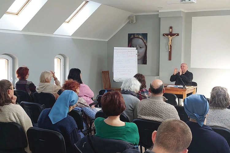 Dariusz Hybel wyjaśniał, jak wprowadzić w codzienność medytację monologiczną.