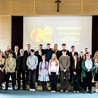 Wspólne zdjęcie uczestników z nauczycielami religii, komisją konkursową i organizatorami.