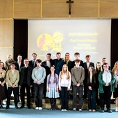 Wspólne zdjęcie uczestników z nauczycielami religii, komisją konkursową i organizatorami.