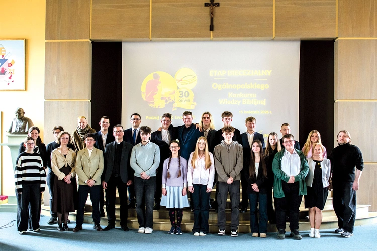  Wspólne zdjęcie uczestników z nauczycielami religii, komisją konkursową i organizatorami.