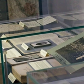 Pamiątki można zobaczyć w bibliotece uczelni. 