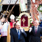 Relikwie św. Wojciecha, sprowadzone do miejscowości w 2006 roku, poprowadziły mieszkańców w procesji ulicami miasta.