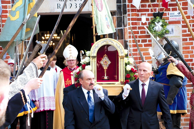 Relikwie św. Wojciecha, sprowadzone do miejscowości w 2006 roku, poprowadziły mieszkańców w procesji ulicami miasta.