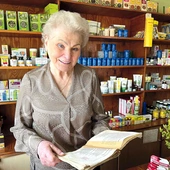 Stary podręcznik o. Czesława Klimuszki stał się dla Heleny Sędzickiej ważnym przewodnikiem po świecie naturalnych medykamentów.