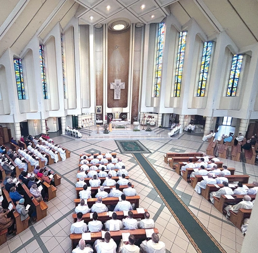 Mszę św. w kędzierzyńskim kościele sprawowało ok. 100 księży.