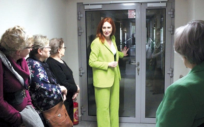 Katarzyna Weklicz, wicedyrektorka MOPS,  14 kwietnia oprowadzała po centrum pierwszych gości.