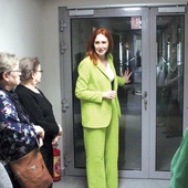 Katarzyna Weklicz, wicedyrektorka MOPS,  14 kwietnia oprowadzała po centrum pierwszych gości.