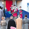 Sceny  w domu Piłata rozgrywane były przy plebani. 