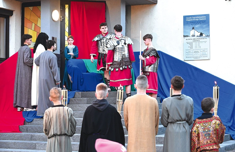 Sceny  w domu Piłata rozgrywane były przy plebani. 