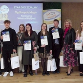 Do wspólnej fotografii młodzież zapozowała ze swoimi katechetami, którzy przygotowywali ich do konkursowych zmagań.