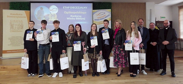 Do wspólnej fotografii młodzież zapozowała ze swoimi katechetami, którzy przygotowywali ich do konkursowych zmagań.
