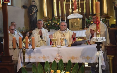 Przy ołtarzu stanęli kapłani na czele z proboszczem ks. Markiem Drwiłą.