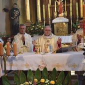 Przy ołtarzu stanęli kapłani na czele z proboszczem ks. Markiem Drwiłą.
