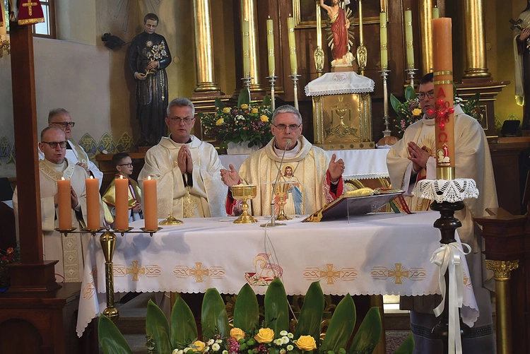 Przy ołtarzu stanęli kapłani na czele z proboszczem ks. Markiem Drwiłą.
