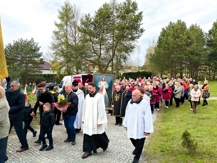 Przed Kościołem pw. Matki Odkupiciela przywitali Go licznie zgromadzeni wierni. 