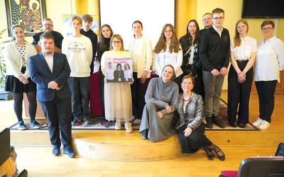 Pamiątkowe zdjęcie laureatów z opiekunami i organizatorami.
