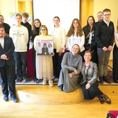 Pamiątkowe zdjęcie laureatów z opiekunami i organizatorami.