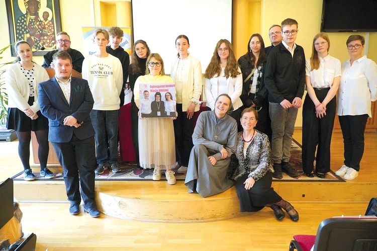 Pamiątkowe zdjęcie laureatów z opiekunami i organizatorami.