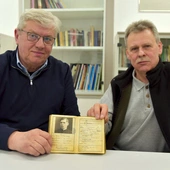 O ks. Janie Jaroszu z pasją opowiadają Leszek Śpiewak (z lewej)  i Robert Malik, krewniacy kapłana, którzy marzą o jego upamiętnieniu.