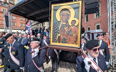 Rycerze Kolumba nieśli ikonę Matki Bożej Częstochowskiej, od 14 lat wędrującą przez świat w obronie cywilizacji życia i miłości.
