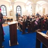 Spotkanie w warszawskiej Synagodze im. Małżonków Nożyków zorganizowano 13 kwietnia dla upamiętnienia 40. rocznicy historycznej wizyty papieża Jana Pawła II w Wielkiej Synagodze w Rzymie.