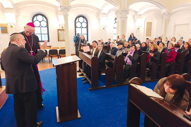 Spotkanie w warszawskiej Synagodze im. Małżonków Nożyków zorganizowano 13 kwietnia dla upamiętnienia 40. rocznicy historycznej wizyty papieża Jana Pawła II w Wielkiej Synagodze w Rzymie.