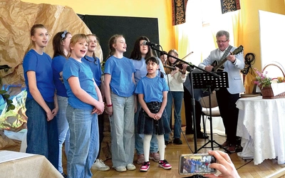 Krzyż, pusty grób pełen światła, posiłek w Emaus, a potem pełna radości wielkanocna pieśń  – zmartwychwstanie na dobroszyckiej scenie. 