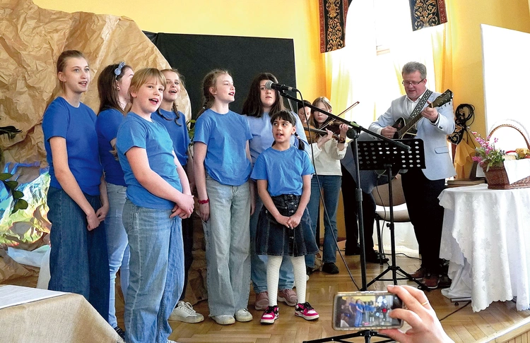 Krzyż, pusty grób pełen światła, posiłek w Emaus, a potem pełna radości wielkanocna pieśń  – zmartwychwstanie na dobroszyckiej scenie. 