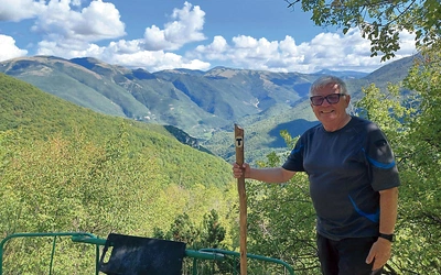 – Przemierzałem piękne okolice, choć droga biegnąca przez Apeniny jest dość wymagająca. Trudy wędrówki rekompensują tam cudowne widoki – wspomina pielgrzym.