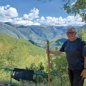 – Przemierzałem piękne okolice, choć droga biegnąca przez Apeniny jest dość wymagająca. Trudy wędrówki rekompensują tam cudowne widoki – wspomina pielgrzym.