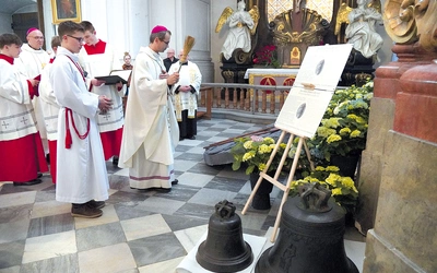 – Zamiast wojny symbolizują pokój, zamiast nienawiści – wspólną wiarę chrześcijańską wielu narodów, zamiast tworzyć podziały – jednoczą dziś narody Polski i Niemiec  – podkreślał bp Gerhard Schneider (na zdjęciu w głębi po lewej stronie).