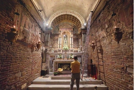 Kaplica w Loreto.  Tu znajdują się Domek Maryi  i rzeźba Matki Bożej  z Dzieciątkiem Jezus 