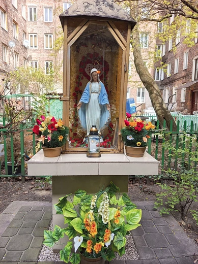 Kapliczkę przy ul. Targowej 62 wystawił biznesmen, któremu poszczęściło się w handlu 