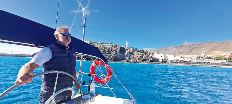 Polski kapitan na swoją żaglówkę zabiera pasażerów niemal z całego świata  