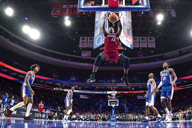 Bam Adebayo z Miami Heat w akcji nad koszem rywala