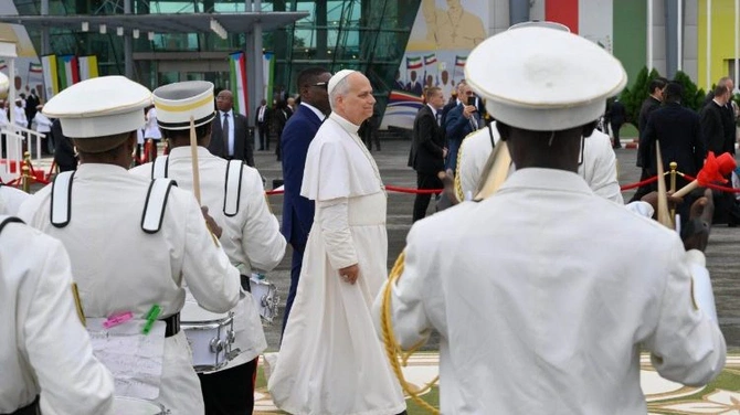 Leon XIV odleciał z Afryki do Rzymu