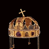 Korona św. Stefana  – symbol państwowości  Węgier.  Istnieje teoria,  że pierwotnie ta korona  była przeznaczona  przez papieża  dla Bolesława Chrobrego.