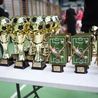 Dekoracja zwycięzców XXII Grand Prix Diecezji Łowickiej LSO w piłce nożnej halowej 