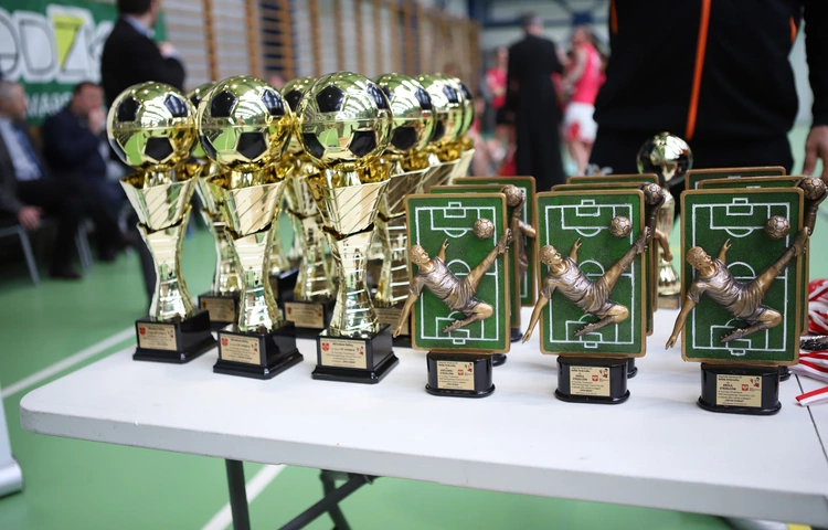 Dekoracja zwycięzców XXII Grand Prix Diecezji Łowickiej LSO w piłce nożnej halowej 