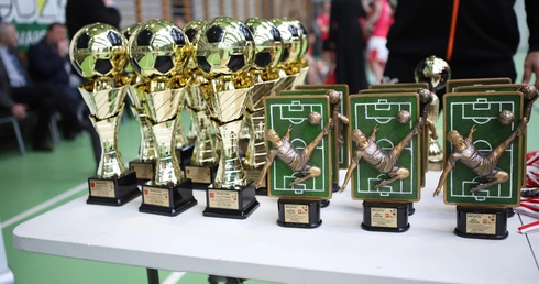 Dekoracja zwycięzców XXII Grand Prix Diecezji Łowickiej LSO w piłce nożnej halowej 
