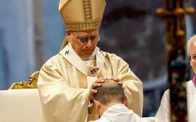 Otwórzcie drzwi kościołów, zwłaszcza tam, gdzie widać dystans między ludźmi a Kościołem - mocne słowa Leona XIV do księży