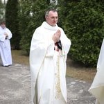 Wprowadzenie relikwii św. Jana Pawła II w Jesionce - procesja