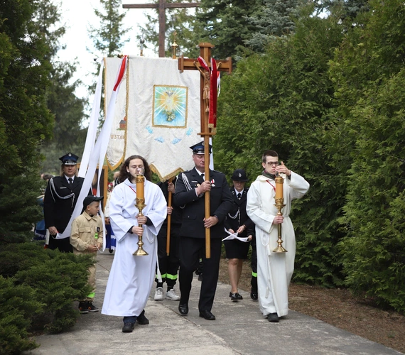 Wprowadzenie relikwii św. Jana Pawła II w Jesionce - procesja